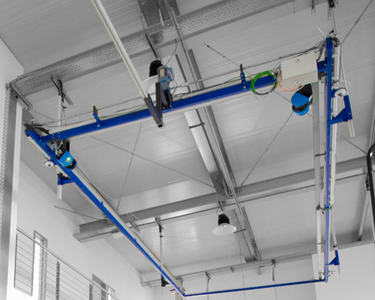 APACHE flying forklift 2.0 as ceiling construction