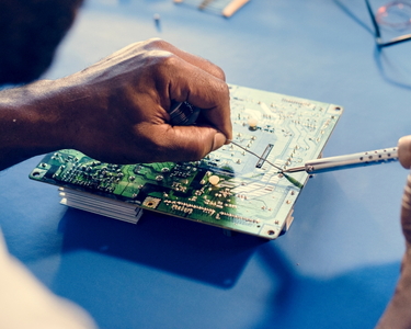 An der Platine wird gelötet