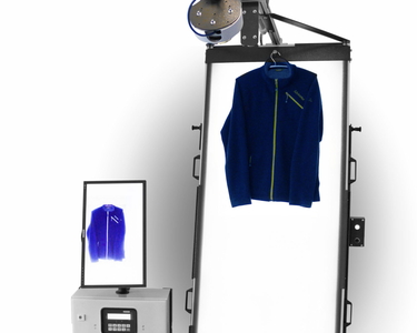 APACHE apparel vermisst eine Jacke und zeigt Ergebnis auf Bildschirm an