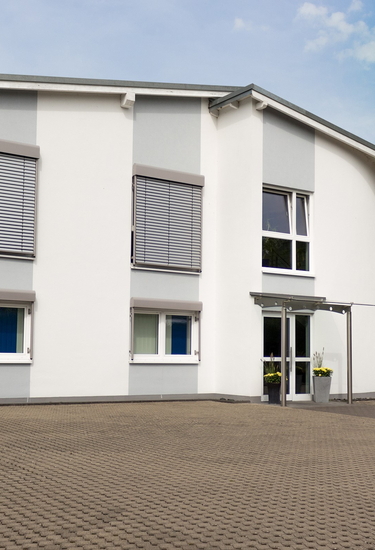 Das Gebäude der AKL-tec GmbH mit Aufsteller