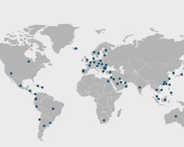 Carte du monde grise avec des points indiquant où se trouvent les partenaires