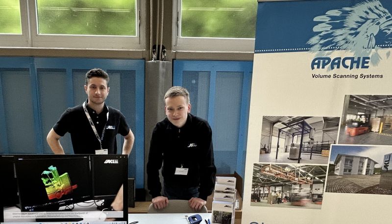 Zwei junge Männer an einem Messestand auf der Ausbildungsmesse in Daaden